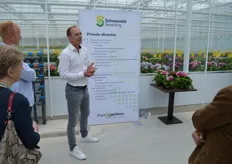 Marco Persoon tells the story of the primula. Schoneveld has been involved in breeding since the 90s, and this has resulted, among other things, in finding a primin-free variety. That was a breakthrough as the substance caused skin irritation for many people. After a few more years of breeding, the primeless variants were launched in 2002 under the Touch Me brand, which is still known in the world.